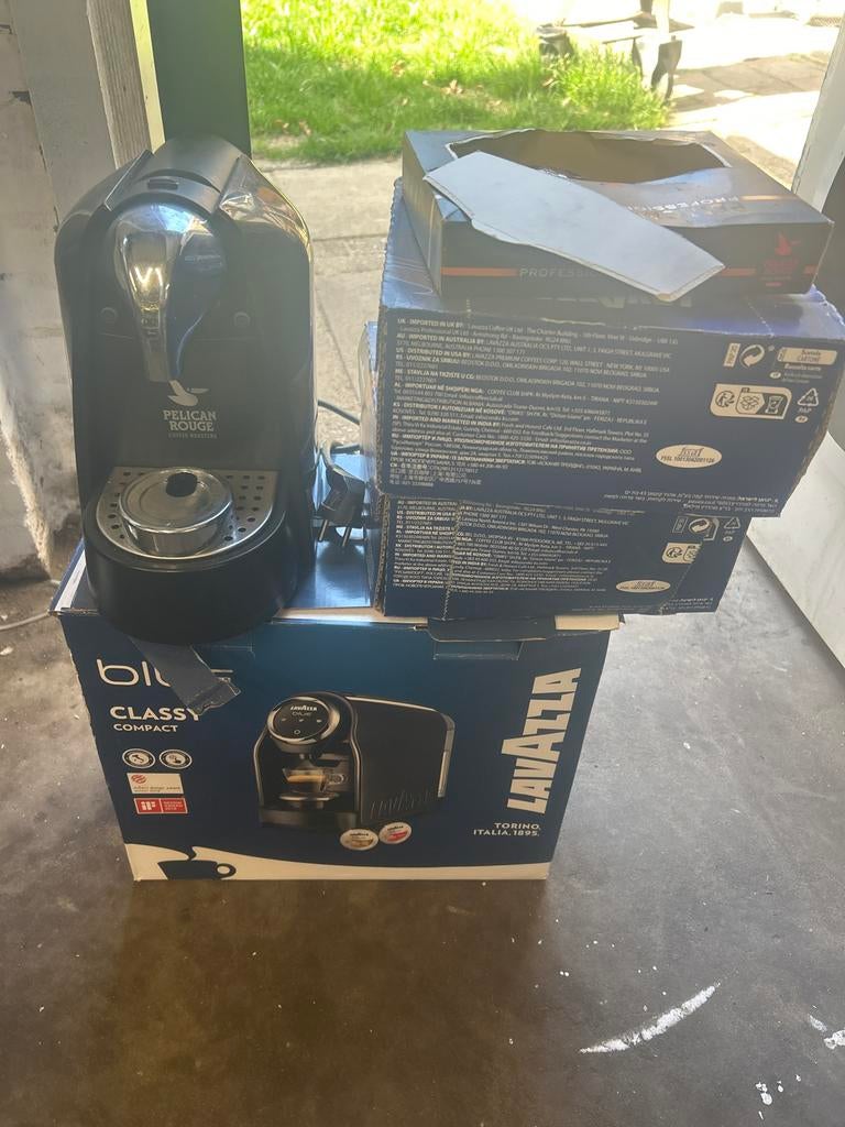 Twee Lavazza koffiezetapparaten met cupjes, Ophalen of Verzenden, Zo goed als nieuw, Koffiemachine, Koffiepads en cups