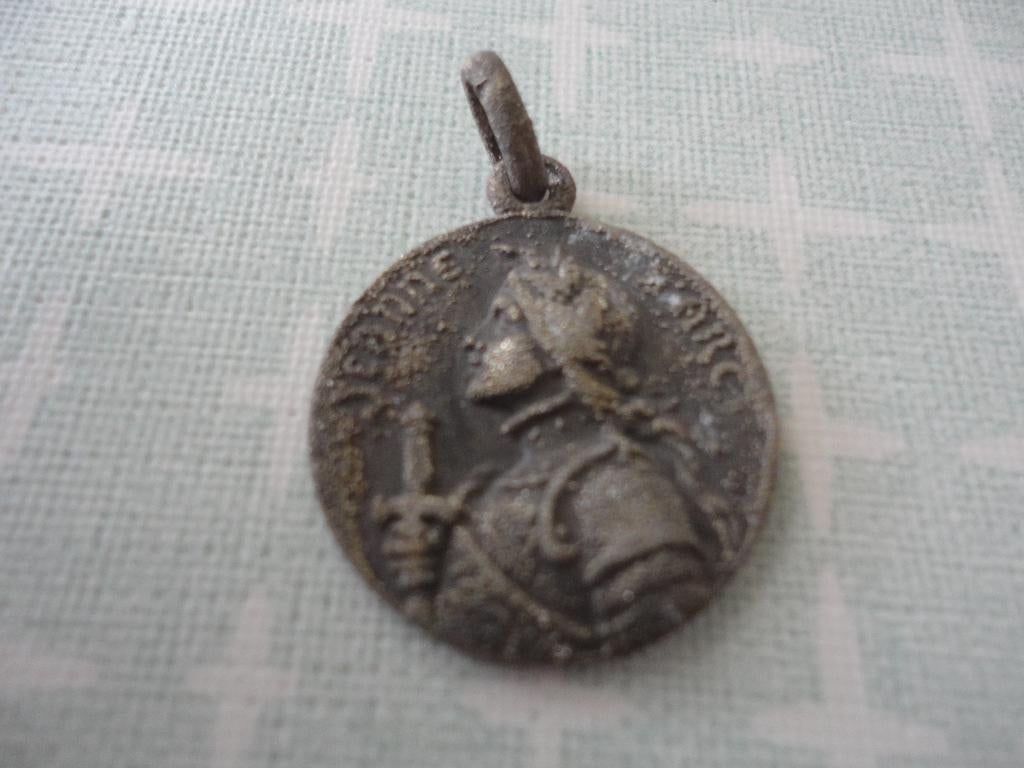 Antieke religieuze hanger/medaille Jeanne d'Arc, Verzenden, Gebruikt, Bruin, Overige materialen