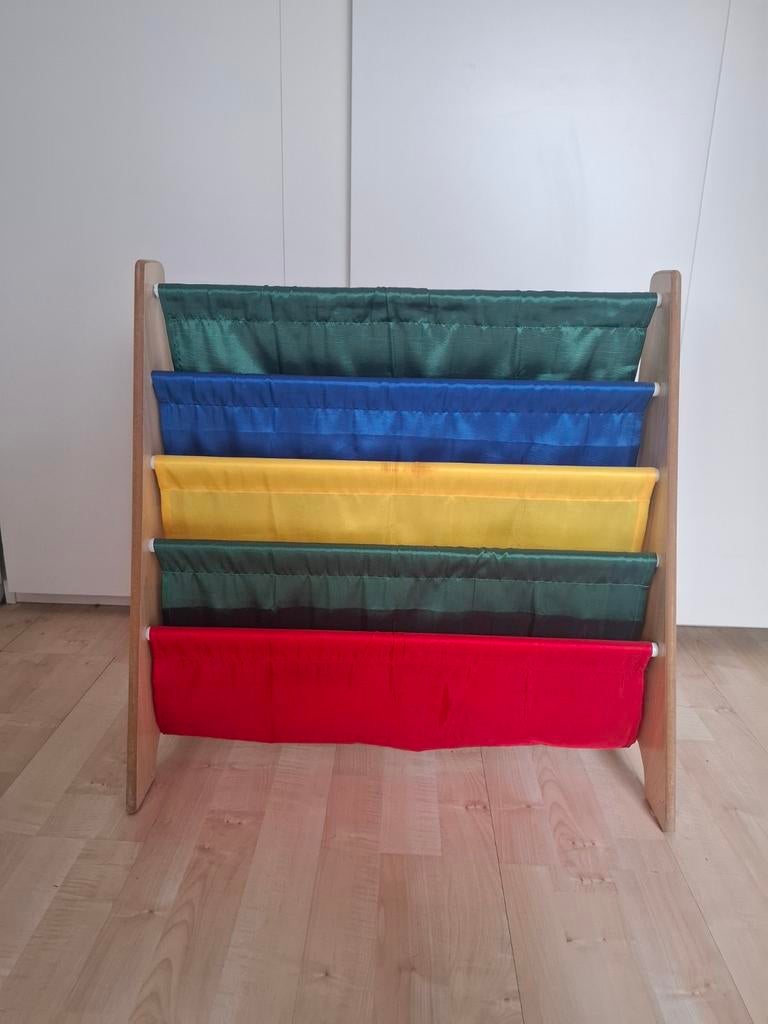 Montessori Boekenrek met Gekleurde Doeken (62x60x27 cm), Ophalen, Met plank(en), Gebruikt, Overige materialen