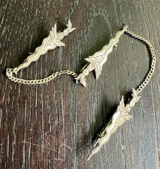 Zilveren broche (Nederlandsch Indie) bestaande uit 3 krissen, 10 cm of meer, Ophalen of Verzenden, Zo goed als nieuw, Zilver