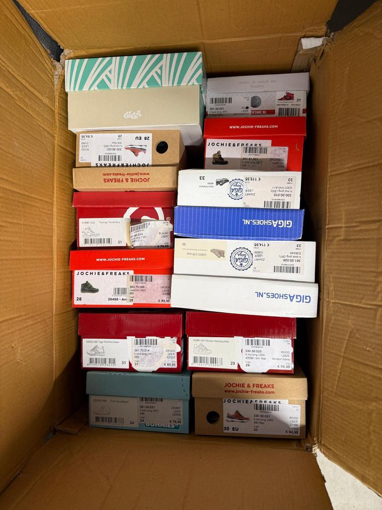 Partij van ongeveer 100 kinderschoenen, Ophalen, Jongen of Meisje, Schoenen, Nieuw