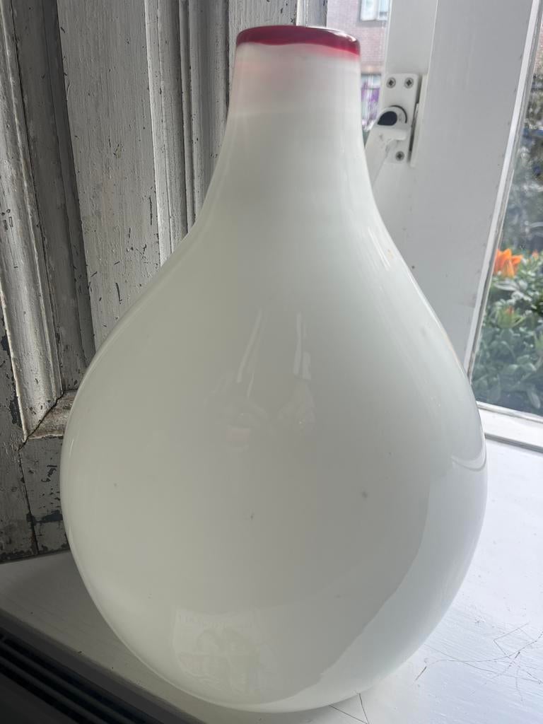 Hoge witte glasvaas 30 cm hoog & Klevering, Huis en Inrichting, Woonaccessoires | Vazen, Ophalen, Wit, Aardewerk of Porselein