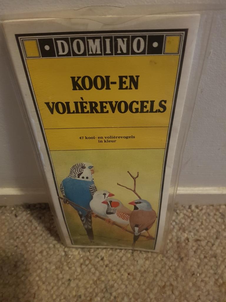 Kaart met afbeeldingen van 47 kooi-en volière vogels., Ophalen, Zo goed als nieuw