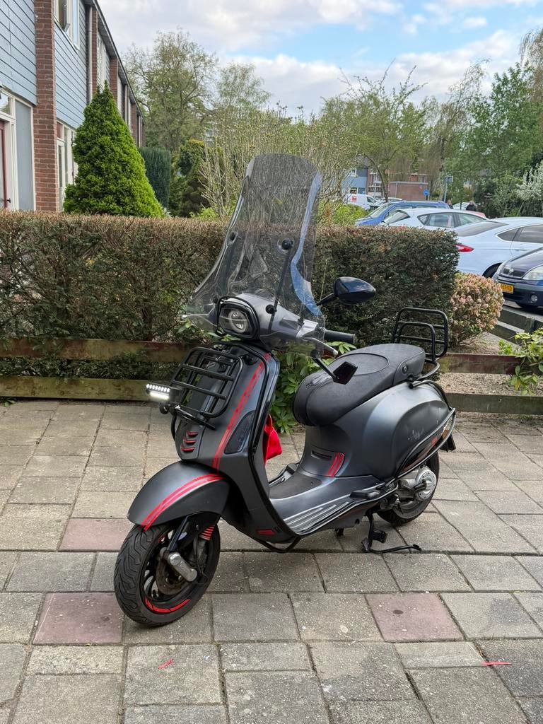 Vespa sprint 2017, Fietsen en Brommers, Scooters | Vespa, Ophalen, Zo goed als nieuw, Benzine, Overige modellen