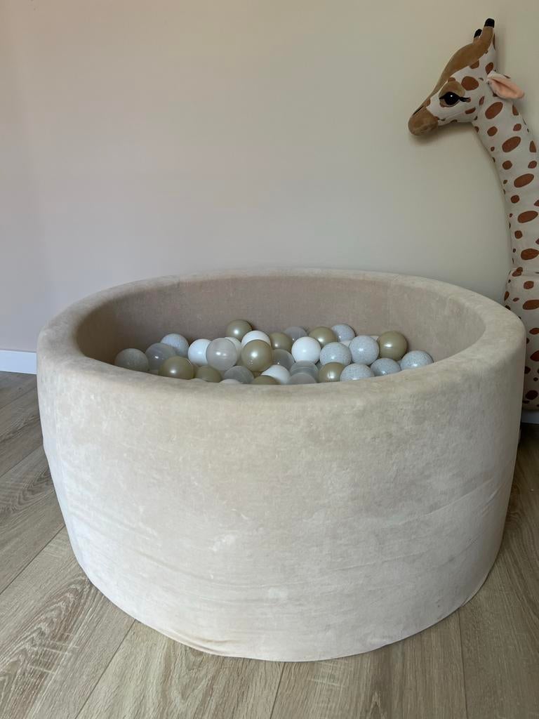Moje Ballenbak Velvet Beige met gouden, parelmoer, witte bal, Ophalen, Zo goed als nieuw, Jongen of Meisje