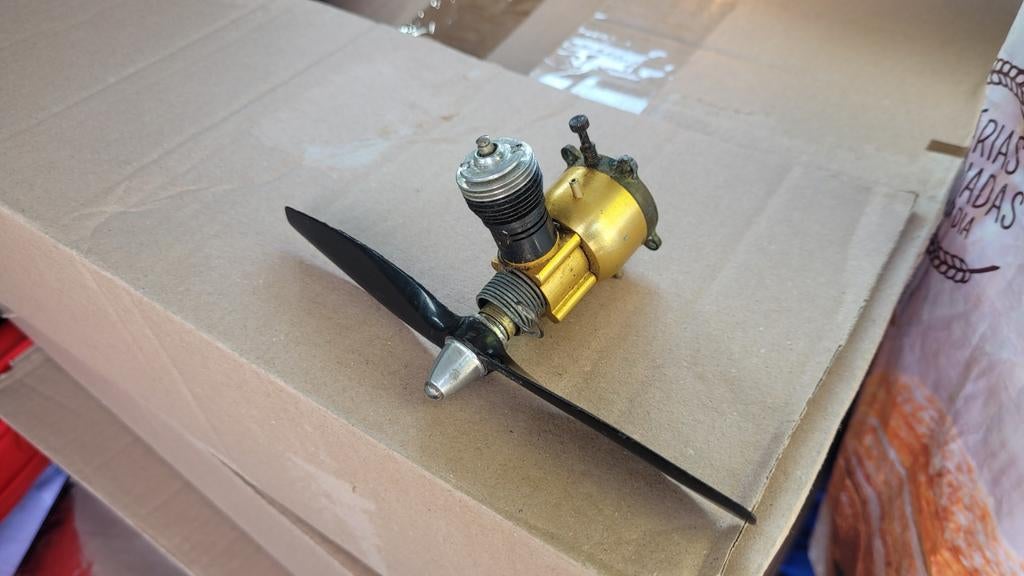 Cox golden Bee nitro motor, Ophalen of Verzenden, Zo goed als nieuw