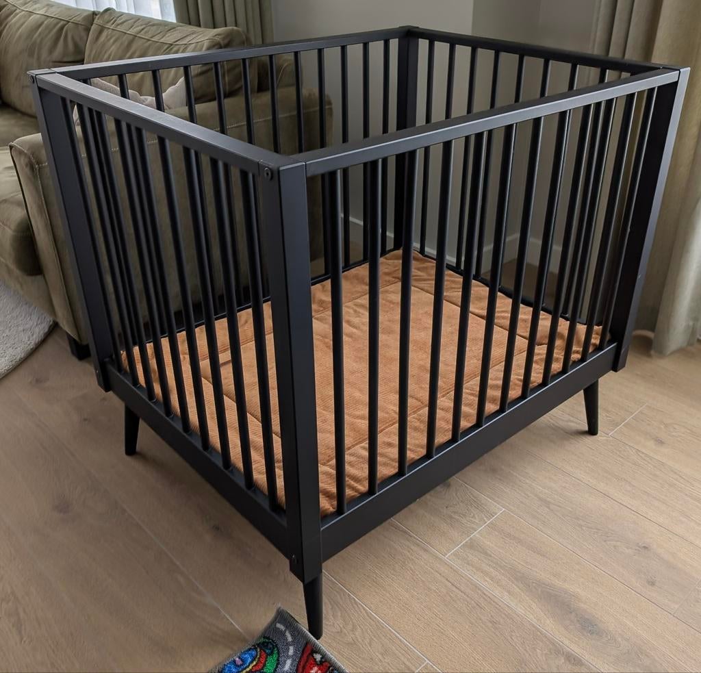 Stijlvolle Zwarte Box met Boxkleed - Zo goed als nieuw, Kinderen en Baby's, Boxen, Ophalen, Zo goed als nieuw, Vierkant, Boxkleed