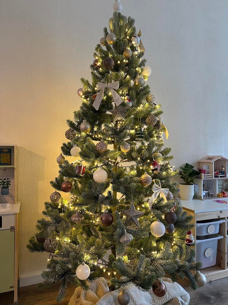 Kunstkerstboom 185 cm hoog. Lijkt op Nordmann (vaste prijs, Ophalen, Zo goed als nieuw