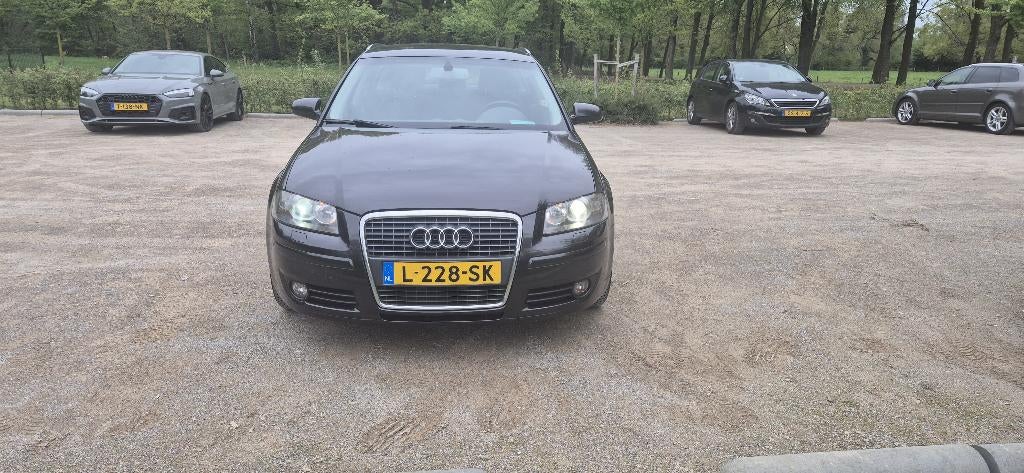 Audi 2005 Grijs, Stof, 4 cilinders, 1984 cc, Blauw