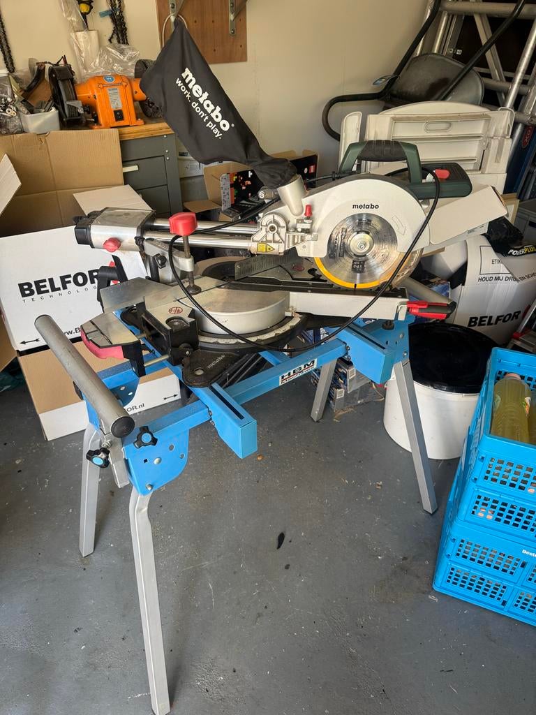 Metabo afkortzaag met nieuwe bladen en onderstel, Doe-het-zelf en Verbouw, Gereedschap | Zaagmachines, Ophalen, 70 mm of meer