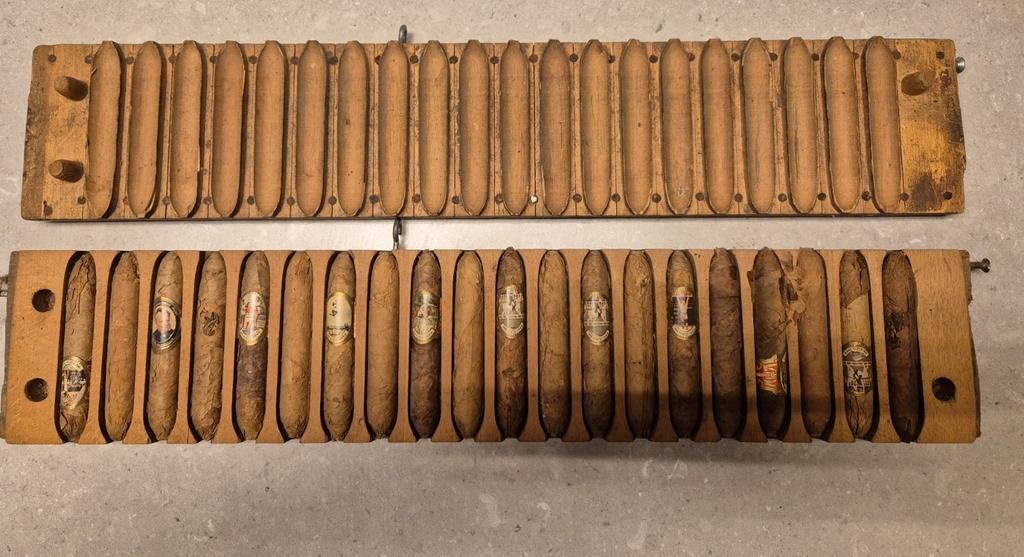 Sigarenmal gevuld met sigaren. Ca 1920., Ophalen of Verzenden