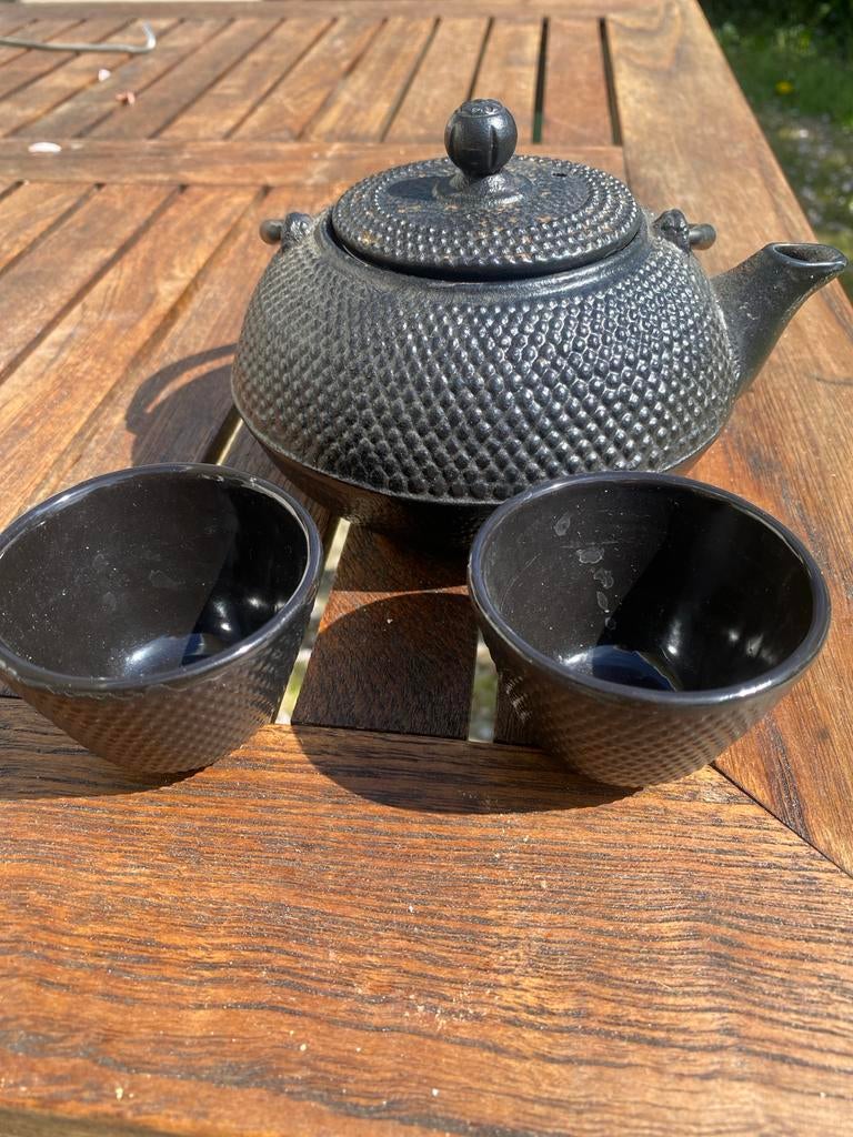 Zwarte gietijzeren theepot met twee theekopjes, Huis en Inrichting, Keuken | Potten en Pannen, Ophalen of Verzenden, Zo goed als nieuw