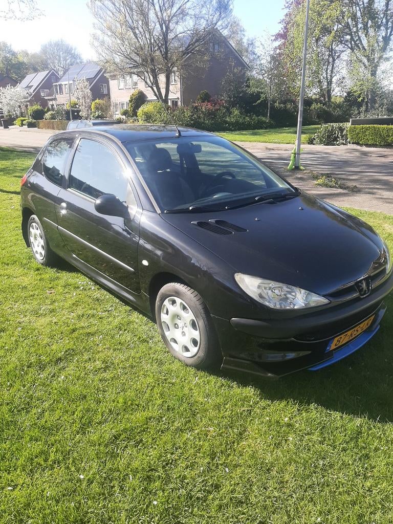 Peugeot 206 1.4 2005 Zwart, nw koppakking/ distr riem., Auto's, Voorwielaandrijving, Stof, 4 cilinders, Zwart