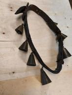 Antieke bellenband met 7 bellen, Dieren en Toebehoren, Paarden en Pony's | Hoofdstellen en Tuigage, Ophalen of Verzenden