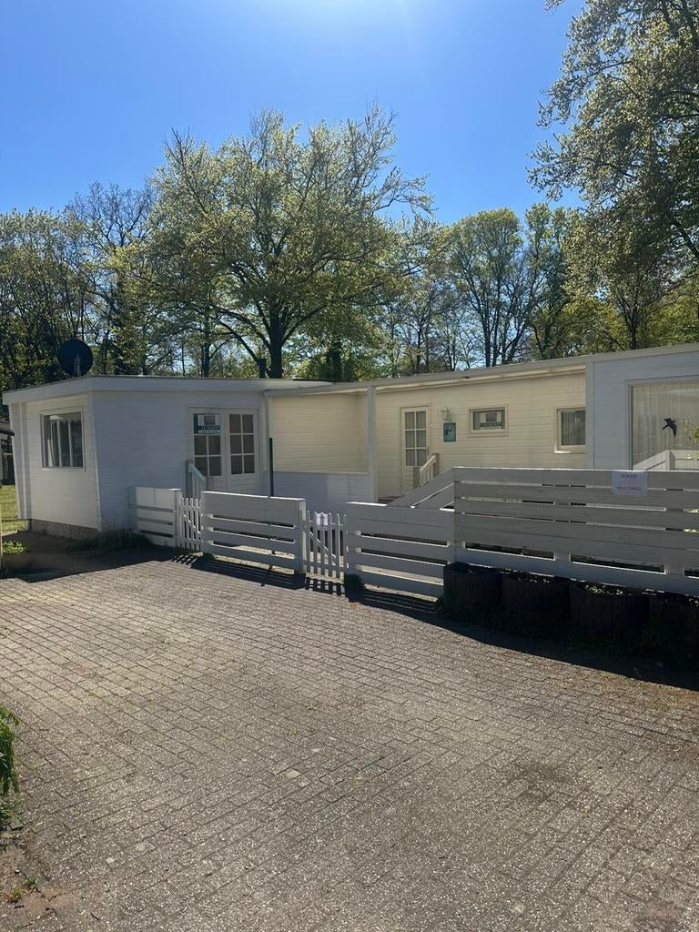 Groot L-chalet te koop, Caravans en Kamperen, Stacaravans, tot en met 2, Ophalen of Verzenden
