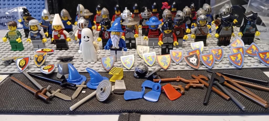 LEGO CASTLE. Flink lot minifigs etc., Ophalen of Verzenden