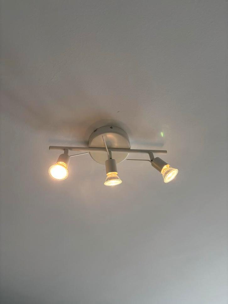 IKEA Plafondspot Wit met 3 Spots, Huis en Inrichting, Lampen | Spots, Gebruikt, Plafondspot of Wandspot, Metaal of Aluminium, Halogeen
