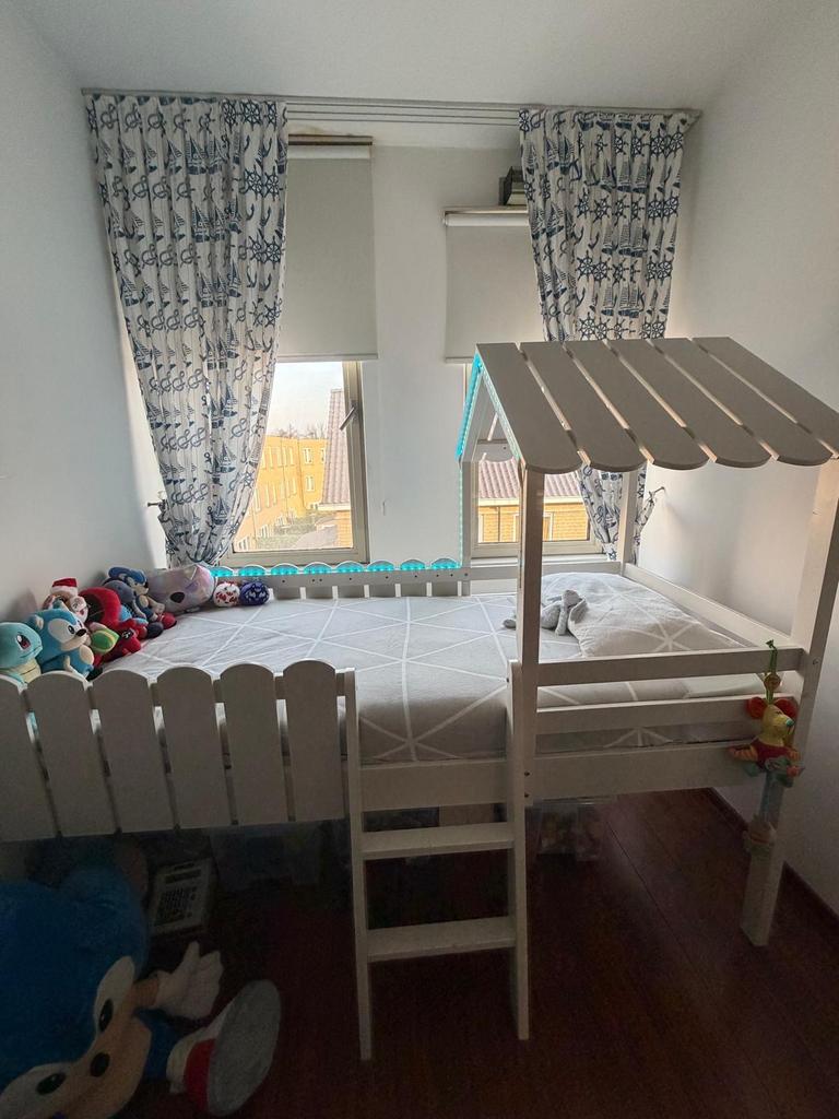 Wit kinderbed met dakje en hekje, Gebruikt, 70 tot 85 cm, Ophalen of Verzenden, Lattenbodem