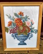 Geborduurd schilderij achter glas. Bloemen in blauwe vaas, Ophalen of Verzenden, Zo goed als nieuw, Handborduren, Overige typen
