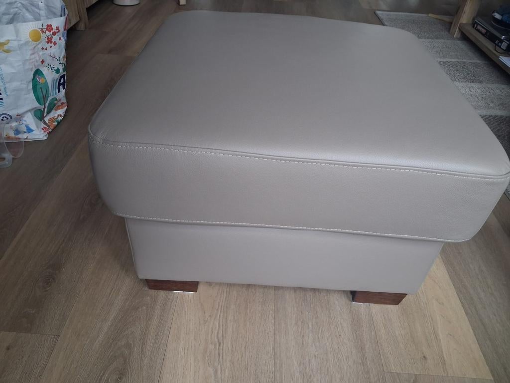 Taupe lederen poef/ bankje., 50 tot 75 cm, Nieuw, Ophalen of Verzenden, Rechthoekig