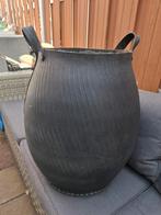 Heel aparte van rubber gemaakte grote hoge mand/bak, Ophalen