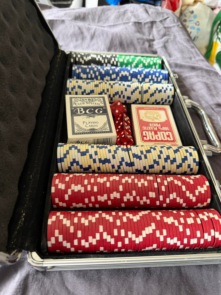 Pokerset met fiches, speelkaarten en dobbelstenen in koffer, Drie of vier spelers, Ophalen of Verzenden, Gebruikt