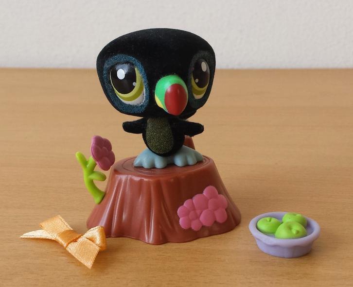 Littlest Pet Shop #1014 : Toucan / Toekan + acc. - 2009, Verzamelen, Poppetjes en Figuurtjes, Gebruikt, Ophalen of Verzenden
