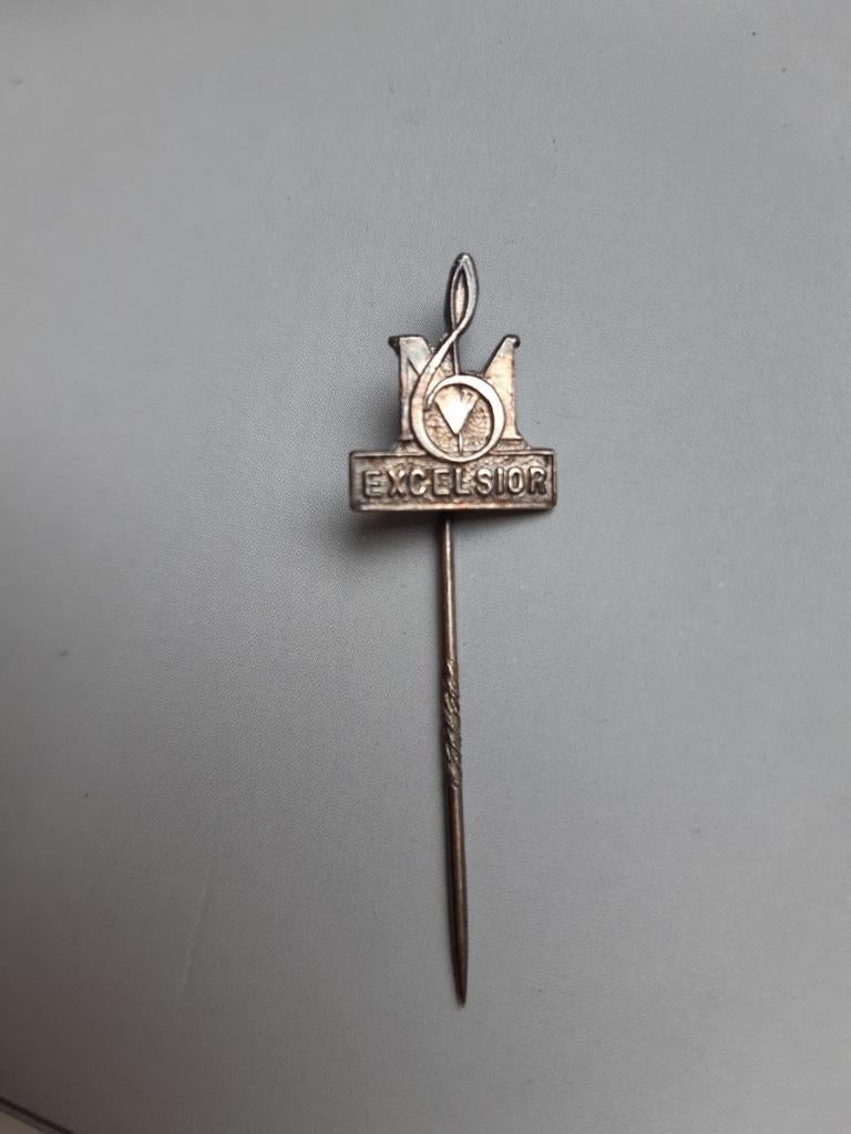 Speldje muziekvereniging Excelcior, Verzamelen, Speldjes, Pins en Buttons, Ophalen of Verzenden, Zo goed als nieuw, Overige onderwerpen