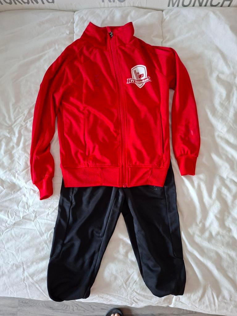 Hummel kinder trainingspak VVV Bennekom maat 128, Kinderen en Baby's, Kinderkleding | Maat 128, Ophalen of Verzenden, Zo goed als nieuw