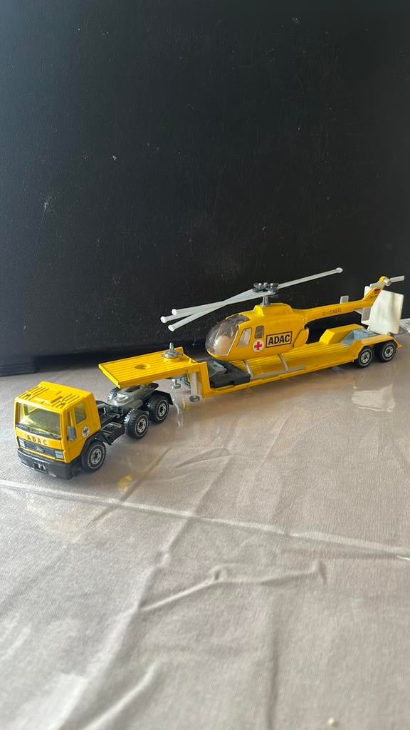 Siku 3719 Ford Cargo geel ADAC met platte trailer en heli, Ophalen of Verzenden, Gebruikt