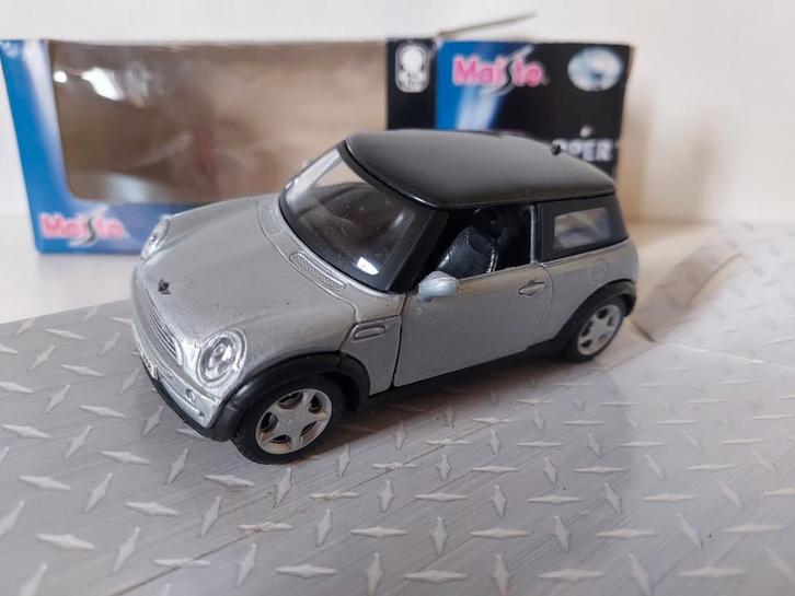 Maisto Mini Cooper zilver-zwart nieuw in doos, Hobby en Vrije tijd, Modelauto's | 1:32, Nieuw, Auto, Overige merken, Ophalen of Verzenden