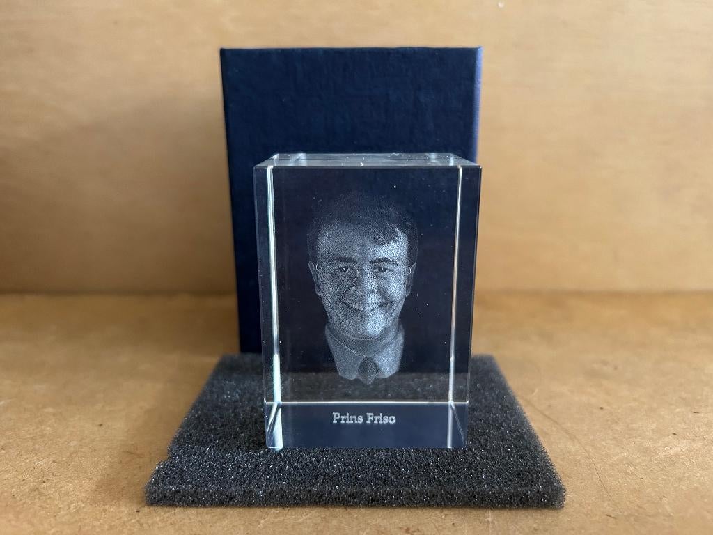 Nederlands koningshuis presspapier hologram foto in 3D glas, Ophalen, Nieuw, Nederland, Overige typen