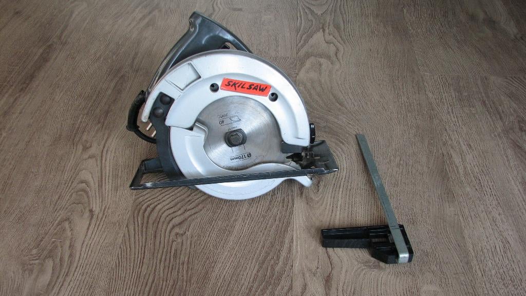 Skil cirkelzaag, Doe-het-zelf en Verbouw, Gereedschap | Zaagmachines, Gebruikt, Cirkelzaag, 600 tot 1200 watt, Ophalen of Verzenden