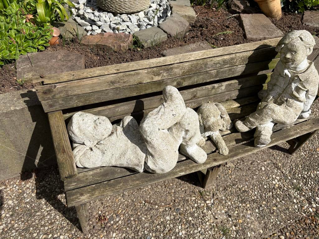 Betonnen beelden: Jongen, meisje en hond op bankje, Tuin en Terras, Tuinbeelden, Gebruikt, Mensenbeeld, Beton, Ophalen of Verzenden