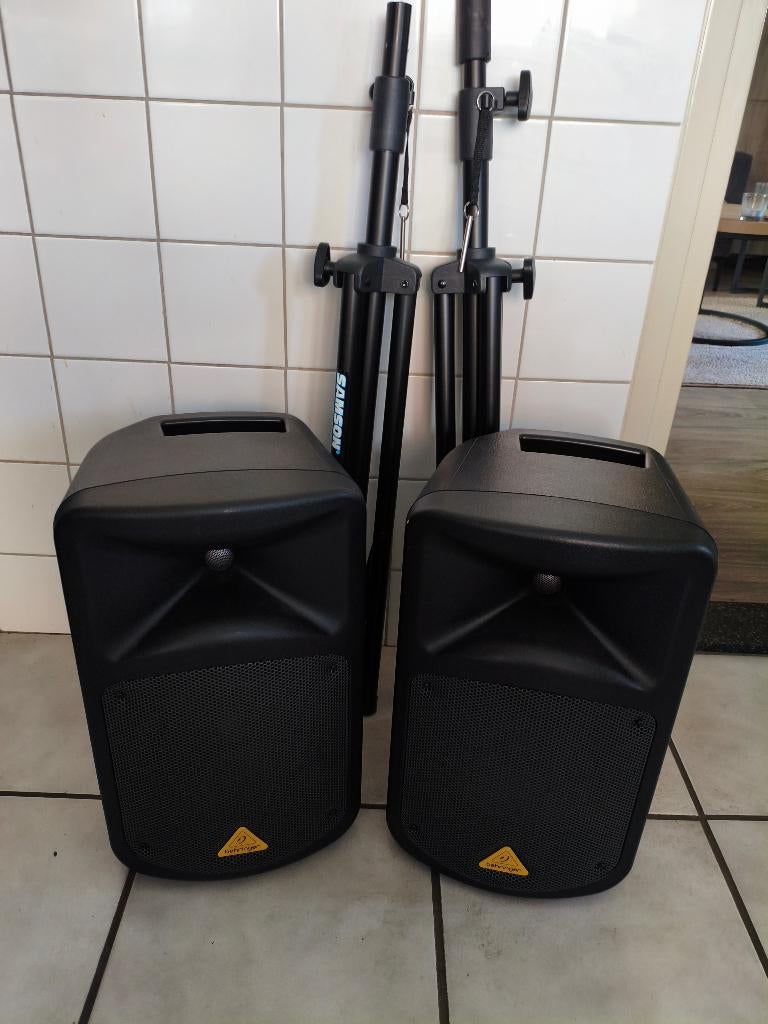 Behringer Europort EPS500MP3 - Complete PA Set + statieven, Ophalen, Zo goed als nieuw, Minder dan 500 watt, P.A.
