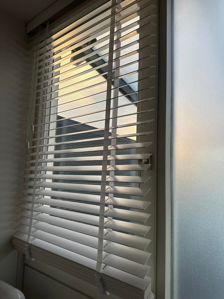 Houten witte jaloezieën - Elegant en functioneel, Ophalen, Gebruikt, 50 tot 100 cm, Wit