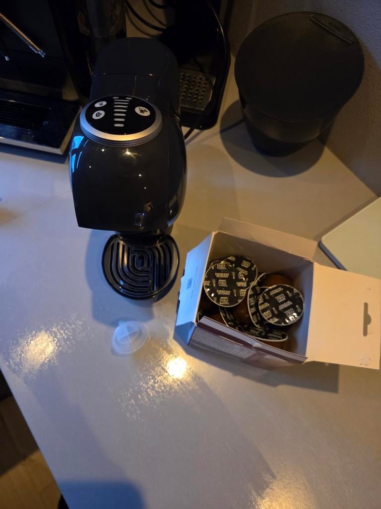 Nescafé Dolce Gusto Koffiezetapparaat met capsules, Ophalen of Verzenden, Zo goed als nieuw, Koffiepads en cups, Afneembaar waterreservoir