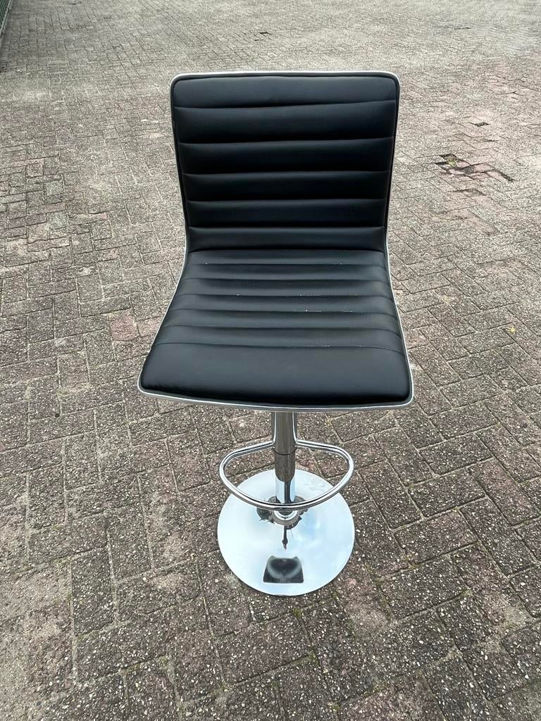 Moderne zwarte barkrukken - verstelbaar en draaibaar, Ophalen, Kunststof, Gebruikt, In hoogte verstelbaar