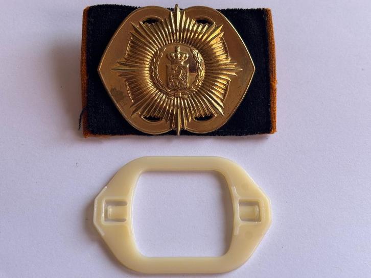 Baret embleem van Heutsz nato sluiting, Verzamelen, Militaria | Algemeen, Landmacht, Kleding of Schoenen, Nederland, Verzenden