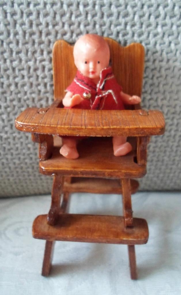 Poppenhuis houten kinderstoeltje met popje., Verzamelen, Poppenhuizen en Toebehoren, Ophalen of Verzenden, Zo goed als nieuw, Gebruiksvoorwerp