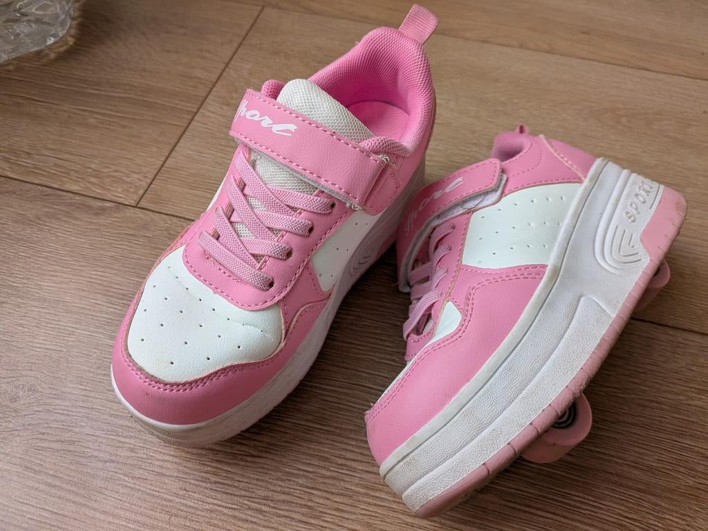 Roze schoenen met wieltjes, Ophalen