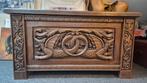 Dekenkist met houtsnijwerk KLEP aan de VOORKANT en BOVENKANT, Huis en Inrichting, Woonaccessoires | Kisten, Ophalen, Gebruikt
