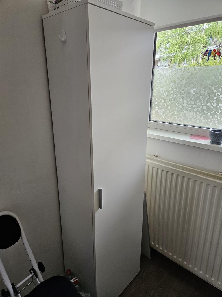Smalle witte kast met planken, Ophalen, Gebruikt