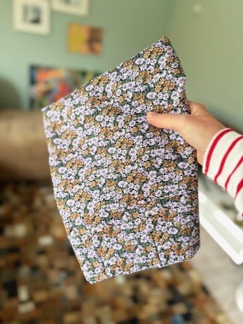 Stof paars groen zwart bloemetjes vintage jaren 70, Hobby en Vrije tijd, Stoffen en Lappen, 120 cm of meer, Nieuw, Ophalen of Verzenden