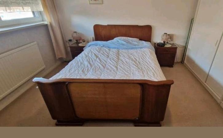 ZEER MOOIE ANTIEKE BEWERKTE SLAAP KAMER COMPLEET

AFMETING B, Huis en Inrichting, Slaapkamer | Complete slaapkamers, Zo goed als nieuw