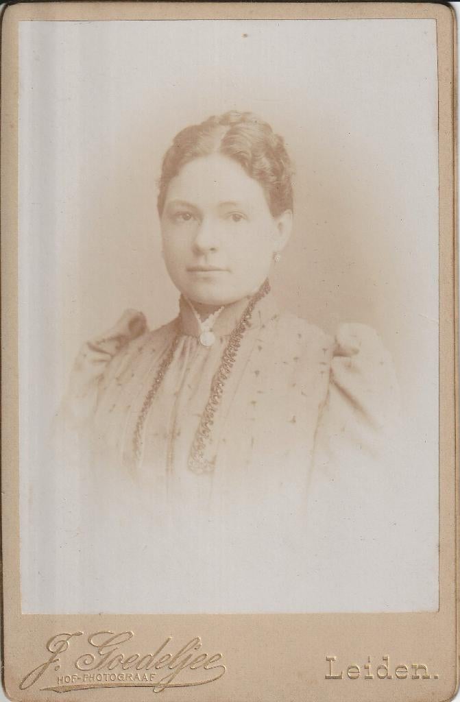 Kabinetskaart: Portret vrouw ( Leiden), Gebruikt, Verzenden, Foto, Voor 1940