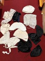 Diverse soorten klederdracht mutsen. 21 stuks, Antiek en Kunst, Antiek | Kleding en Accessoires, Ophalen of Verzenden