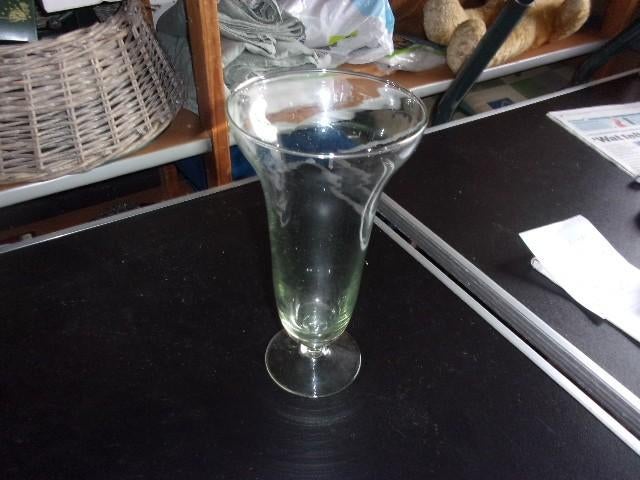 glazen vaas op voet, Huis en Inrichting, Woonaccessoires | Vazen, Overige kleuren, Ophalen of Verzenden, Minder dan 50 cm, Glas