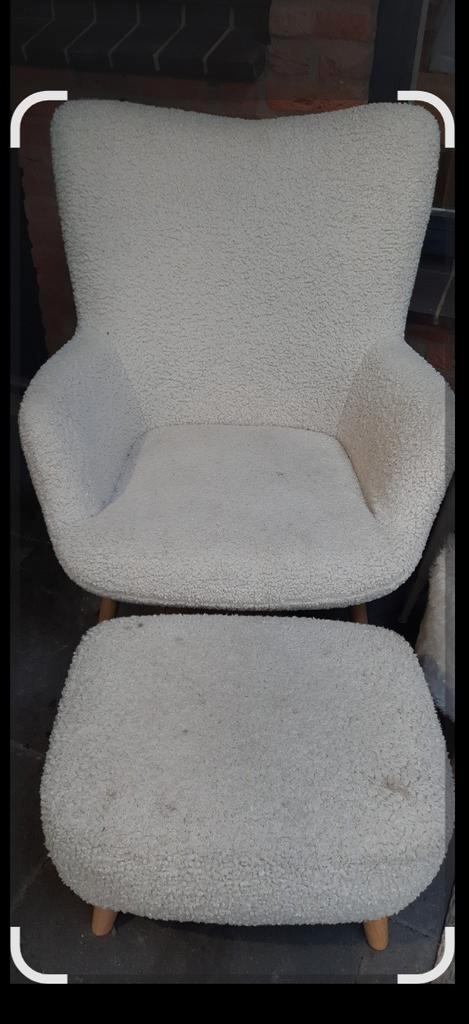 JYSK HVILSTED Fauteuil met voetenbank - Off-white teddy, Huis en Inrichting, Fauteuils, Gebruikt, Hout, Stof, 50 tot 75 cm, 75 tot 100 cm