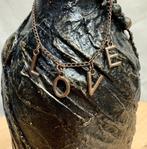 Handbewerkte decoratieve fles met LOVE goudkleurige ketting , Huis en Inrichting, Woonaccessoires | Vazen, Ophalen, Zo goed als nieuw
